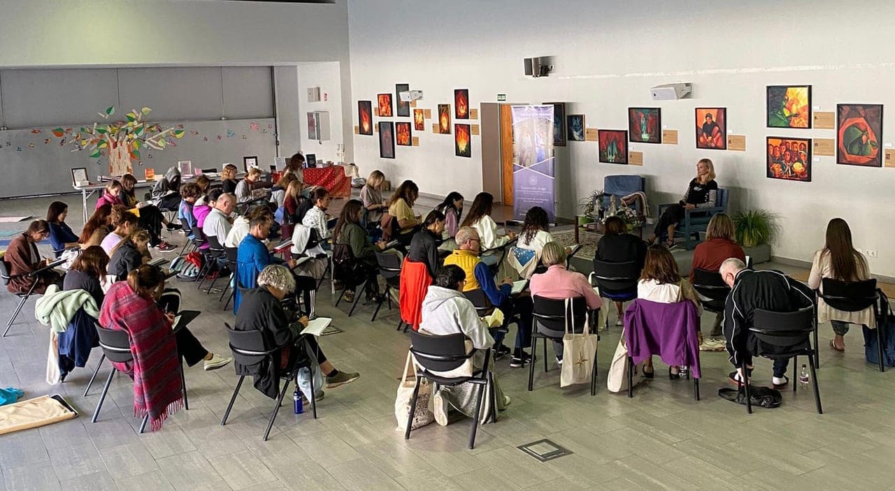 Mónica enseñando ante los participantes en la sala