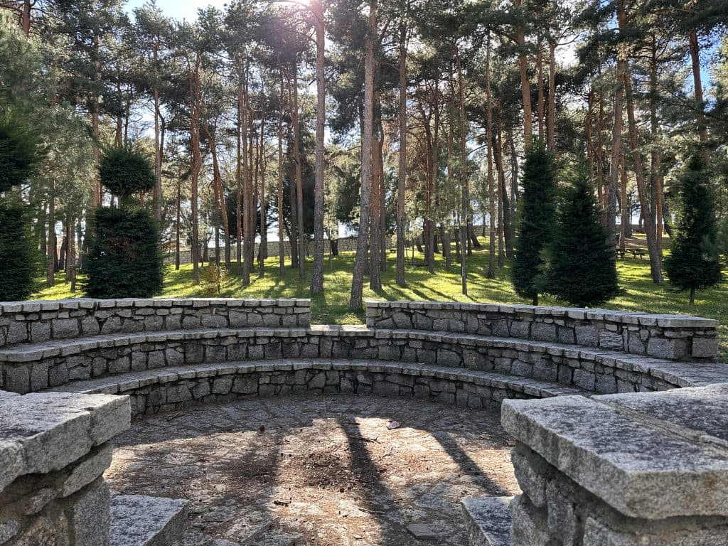 Anfiteatro de piedra en el pinar