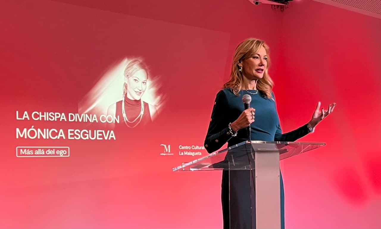 Mónica dando una charla en un escenario