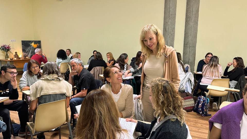 Mónica con los participantes en la sala