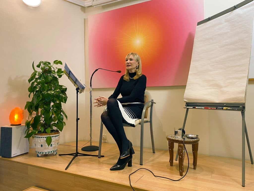 Mónica enseñando sentada en una sala