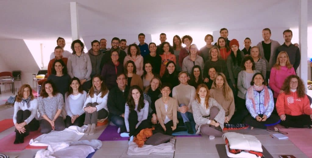 Un grupo de participantes reunidos en una sala