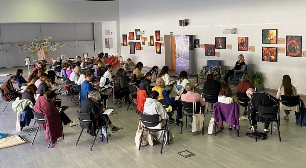 Participantes tomando notas en una sala amplia